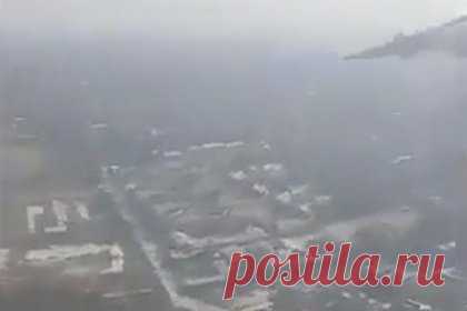 Появилось снятое из салона самолета видео крушения в Непале. Момент крушения самолета на взлетно-посадочной полосе международного аэропорта в Непале попал на камеру. На размещенных кадрах видно, как пассажир снимает из иллюминатора вид на город во время взлета. Молодой человек разговаривает с сидящим рядом попутчиком и улыбается.