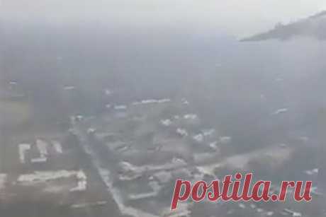 Появилось снятое из салона самолета видео крушения в Непале. Момент крушения самолета на взлетно-посадочной полосе международного аэропорта в Непале попал на камеру. На размещенных кадрах видно, как пассажир снимает из иллюминатора вид на город во время взлета. Молодой человек разговаривает с сидящим рядом попутчиком и улыбается.
