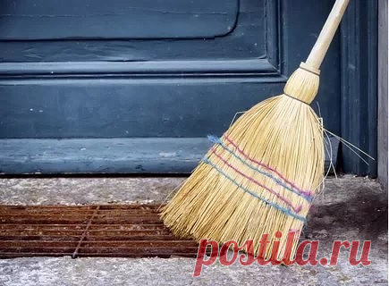 ЧТОБЫ В ДОМЕ БЫЛИ ЛЮБОВЬ И ПОНИМАНИЕ 

От ссор в доме 
Ночью выметают из дома сор со словами: 

,,Ох ты, батюшка, ночной сор, 
Вымети из моей избы спор. 
Чтобы мы меж собой не ругались, 
Не цапались, не задирались. 
Ладили бы ладком, покончили бы мирком. 
А ты, спор, пойди на ночной сор. 
Ключ, замок, язык. 
Аминь. Аминь. Аминь. 