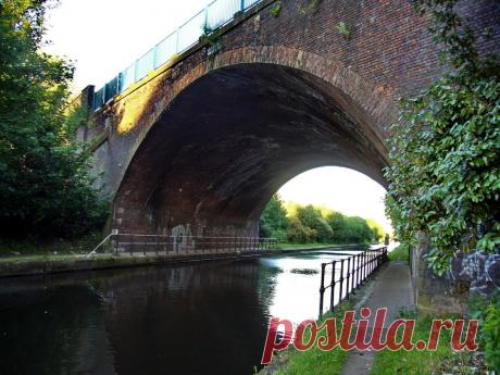 Что скрывает в своих водах Канал Бирмингема в Англии Канал Бирмингема скрывает нечто и свидетельств этому много. Однажды житель города наблюдал, как гигантское существо выползает на берег канала