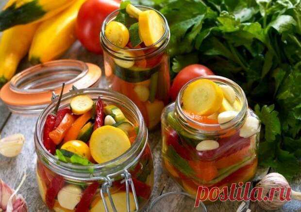 Время заготовок: 7 рецептов овощных салатов на зиму - Будет вкусно - Медиаплатформа МирТесен Законсервировать лето нельзя, зато под крышкой можно спрятать сезонные дары. Кабачки, огурцы, помидоры, только что собранные с грядки, — прекрасная основа для овощных салатов на зиму. Предлагаем закрыть пару баночек, чтобы обеспечить себя дополнительной порцией витаминов в холода. Салат с рисом на - 23 июля - 43378263919 - Медиаплатформа МирТесен