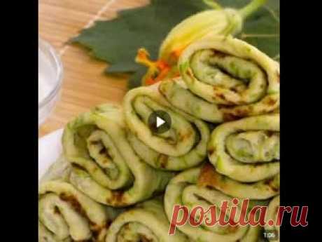 Тoнкие блины из кабачков ИНГРЕДИЕНТЫ800 г кабачков 2 яйца 1 ст. молока 1–1,5 стакана муки пучок петрушки 2 ст. л. растительного масла 1 ч. л. солиСоус сметанно-чесночный:250 мл густой сметаны чеснок укроп