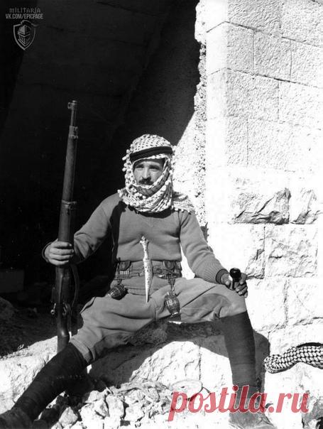 Запись на стене КАК КРЕСТЬЯНСКИЙ ГОЛОВНОЙ УБОР КУРДОВ СТАЛ ВСЕМИРНЫМ ВОЕННЫМ АТРИБУТОМКуфия, шемаг, арафатка (араб. كوفية, kūfīyä, также: арафатка (простореч.), шемаг, шемах, keffiyeh, shemagh, shmagh, kaffiyah, keffiya, kaffiya, ghutra, hatta) — все это разные названия традиционного мужского головного платка, очень популярного в арабских странах. Слово «куфия» происходит, на первый взгляд, от названия города Куфы в Ираке, игравшего важную роль в истории ранней исл...