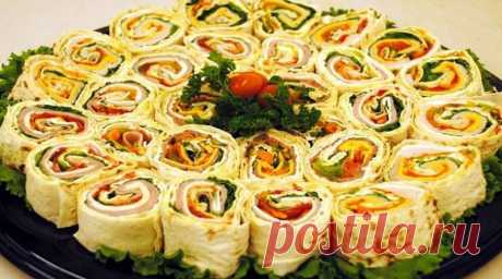 Рулет из лаваша — простая в приготовлении и вкусная закуска. Начинки для этого блюда можно выбирать абсолютно любые, так как лаваш хорошо сочетается с