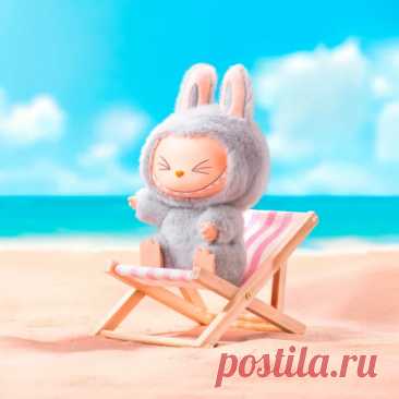 Labubu HEHE 
HEHE задает тренд! Зацени стильного Labubu HEHE из линейки Pop Mart «Have a Seat». Зафиксирован в идеальной позе на культовом стульчике, весь в модных серых тонах. Этот не просто брелок — это statement. Люкс-плюш плюс кожаные вставки. Фишка твоей коллекции или хит подарка для ценителя Labubu.
оригинал купить недорого в Москве и России