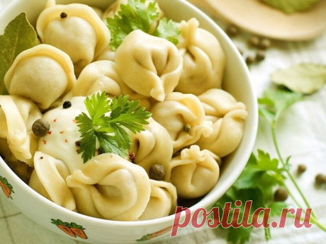 Удачное тесто для пельменей 🥟 

Давно хотела попробовать приготовить классический рецепт теста для пельменей на молоке и вот решилась. Скажу, что была очень удивлена, поскольку тесто получается мягким и в тоже время очень эластичным!

Ингридиенты:

Мука: 500 Грамм,
Молоко: 0,5 Стакана,
Вода: 100 Грамм,
Яйцо: 1 Штука,
Масло растительное: 100 Грамм,
Соль: 1 Чайная ложка

Приготовление:

1. Подготовьте все нужные ингредиенты. Молоко лучше немого подогреть, а муку просеять, ч...
