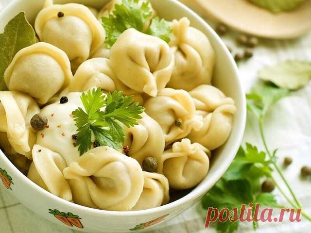 Удачное тесто для пельменей 🥟 

Давно хотела попробовать приготовить классический рецепт теста для пельменей на молоке и вот решилась. Скажу, что была очень удивлена, поскольку тесто получается мягким и в тоже время очень эластичным!

Ингридиенты:

Мука: 500 Грамм,
Молоко: 0,5 Стакана,
Вода: 100 Грамм,
Яйцо: 1 Штука,
Масло растительное: 100 Грамм,
Соль: 1 Чайная ложка

Приготовление:

1. Подготовьте все нужные ингредиенты. Молоко лучше немого подогреть, а муку просеять, ч...
