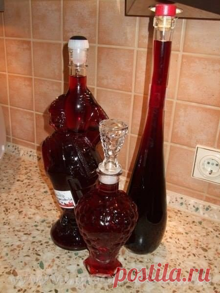 Чесночный ликер от ста болезней.
В прозрачную бутылку положить 12 зубчиков чеснока, каждый разделенный на 4 части. Залить тремя стаканами красного вина. Закрыть и поставить на солнечную сторону окна на две недели. Каждый день взбалтывать 2-3 раза. Затем процедить и перелить в темную бутылку.
Принимать по 1 ч. ложке 3 раза в день в течении месяца. 
Чудодейственное средство, чтобы вывести соли из организма, повысить работоспособность, очистить кровь, улучшить иммунитет, у...