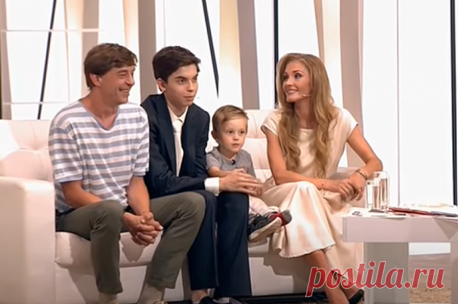 Ведущую шоу «ДНК» актрису Анну Казючиц со скандалом выгнали из спектакля. Звезда неоднократно позволяла себе оскорбительные высказывания и хамское поведение за кулисами.