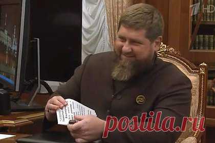 На пальце Кадырова оказался электронный счетчик молитв. Странный предмет на пальце руки главы Чечни Рамзана Кадырова, который журналисты заметили после публичного мероприятия и сравнили с медицинским прибором, оказался электронными четками, рассказал министр республики по нацполитике Ахмет Дудаев. Он объяснил, что в действительности речь идет о счетчике молитв.