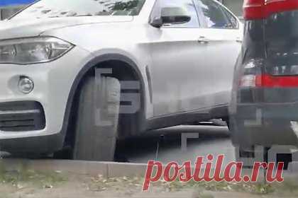 Саперы достали из-под днища подозрительной машины в Москве неизвестный предмет