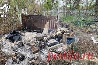 Директор российского кладбища сжег мусор на могилах. В Краснодарском крае директора кладбища в Крымске обвинили в том, что он сжег мусор прямо на могилах. По словам очевидицы, мусор на территории не убирали около четырех лет, руководство игнорировало жалобы посетителей. Но недавно директор собрал груды отходов и поджег их прямо на могилах, утверждает та.