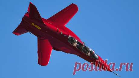 СР-10 с обратным крылом: уникальные возможности младшего «Беркута» Короткий разбег, отрыв от полосы – и маленький красный самолет начинает резкий набор высоты. Дикторский голос по трансляции сообщает, что в небо аэрокосмического салона МАКС в подмосковном Жуковском поднялся новый учебно-тренировочный самолет СР-10.