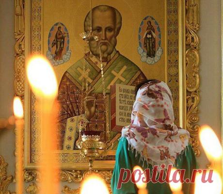 Чудотворным молилась иконам...