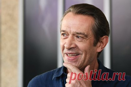 Машков заявил о презрении к уехавшим из России артистам. Народный артист России Владимир Машков, дочь которого, актриса Мария Машкова, переехала в жить в США, рассказал о своем отношении к уехавшим из страны артистам. Актер заявил, что испытывает к ним презрение, подчеркнув, что это не означает, что он отворачивается от них.