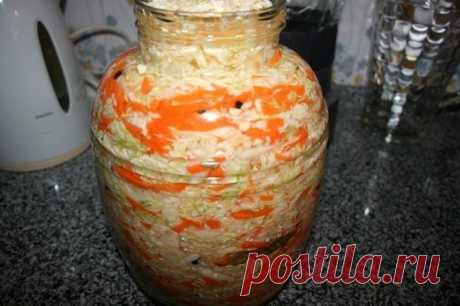 Квашеная капуста кубанская (мамина) — просто пальчики оближешь! 
Такая хрустящая и вкусная!

Приготовление:
Шинкуем капусту тонко, добавляем натертую морковь, перемешиваем.
При необходимости помять руками.
Высыпаем перец горошком (На 3-х литровую банку около 1 ст.…