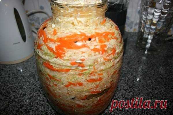 Квашеная капуста кубанская (мамина) — просто пальчики оближешь! 
Такая хрустящая и вкусная!

Приготовление:
Шинкуем капусту тонко, добавляем натертую морковь, перемешиваем.
При необходимости помять руками.
Высыпаем перец горошком (На 3-х литровую банку около 1 ст.…