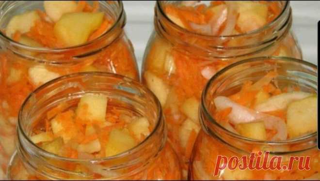 ​​САЛАТ ИЗ КАБАЧКОВ, МОРКОВИ И ЛУКА НА ЗИМУ
Салат из кабачков - это вкусный овощной гарнир и прекрасное дополнение к мясу или рыбе.
ИНГРЕДИЕНТЫ:
1,5 кг очищенных кабачков
0,5 кг моркови
0,5 кг репчатого лука
Маринад:
150 мл растительного масла,
150 г сахара
1 ст. л. (с небольшой горкой) соли,
100 мл уксуса 9%.
Выход: около 2,5 л
РЕЦЕПТ ПРИГОТОВЛЕНИЯ:
Молодые кабачки, патиссоны или цуккини чистим от кожицы, а перезрелые – и от семян. Подготовленные кабачки порежем средними кубиками.
Морковь чи