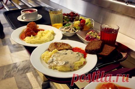 Еда в школьных столовых в СССР
Никакого маргарина или комбинированного жира. При приготовлении блюд для детей разрешалось в качестве кулинарных жиров использовать либо сливочное либо подсолнечное масло. Допускалось в ряде блюд использовать пищевой смалец.