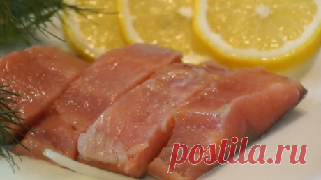 Как вкусно засолить горбушу, чтобы была еще вкуснее семги
Если Вы, хотя бы один раз, попробуете такую рыбу, то будете солить именно так, и никак иначе! Результат просто поражает, горбуша превращается в нежную, сочную Семгу. Это нереально Вкусно! Обязательно попробуйте!

Рецепт: Горбуша – 1 кг. Вода – 1 л. Соль – 5ст.л. Растительное масло – 50-100 мл.

СПОСОБ ПРИГОТОВЛЕНИЯ
Горбушу берем размороженную не до конца, чтобы можно было ровно и красиво разрезать кусочками. Каждый ...