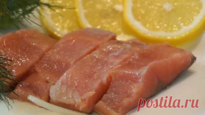 Как вкусно засолить горбушу, чтобы была еще вкуснее семги
Если Вы, хотя бы один раз, попробуете такую рыбу, то будете солить именно так, и никак иначе! Результат просто поражает, горбуша превращается в нежную, сочную Семгу. Это нереально Вкусно! Обязательно попробуйте!

Рецепт: Горбуша – 1 кг. Вода – 1 л. Соль – 5ст.л. Растительное масло – 50-100 мл.

СПОСОБ ПРИГОТОВЛЕНИЯ
Горбушу берем размороженную не до конца, чтобы можно было ровно и красиво разрезать кусочками. Каждый ...