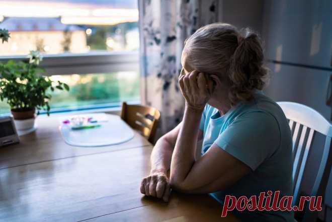 Врачи назвали один из РАННИЯХ ПРИЗНАКОВ болезни Альцгеймера Ранние признаки нейродегенеративных расстройств обычно проявляются неярко. Специалисты отмечают, что есть некоторые маркеры, на которые надо обращать внимание, чтобы заподозрить болезнь Альцгеймера.