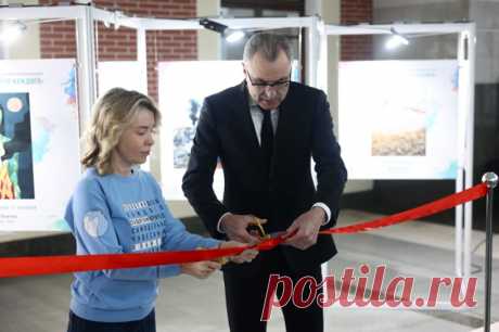 Для выставки. Росприроднадзор представил экспозицию работ экопремии. Передвижная выставка открылась в Москве. На ней представлены работы призеров и победителей международной детско-юношеской премии «Экология — дело каждого».