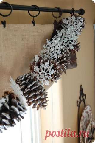 Гирлянда из шишек и снежинок