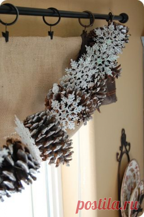 Гирлянда из шишек и снежинок