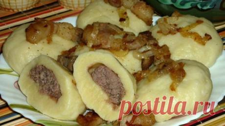 Украинские галушки с мясом Какие они вкусные украинские галушки с мясом, а если их приготовить с фаршем получится невероятно.  Тесто получается воздушным и легким, а сочная начинка из фарша отлично дополняет его.  Подаем на стол со сметанкой.

Картофельные галушки с мясом — известное, очень вкусное и сытное блюдо из украинс