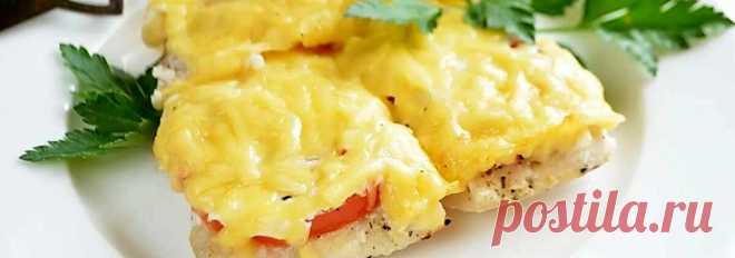 Рыба запеченная под помидорами и сыром • Рецепт Сочная и нежная рыба запеченная под помидорами и сыром очень вкусная. Филе рыбы в рецепте используем не жирное, лучший вариант - треска.
