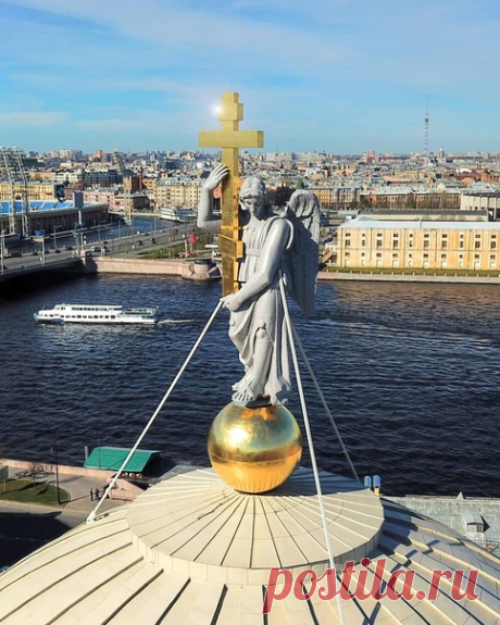 Ангел, венчающий купол церкви Святой Екатерины на Васильевском острове

Фото: vecheslavoff