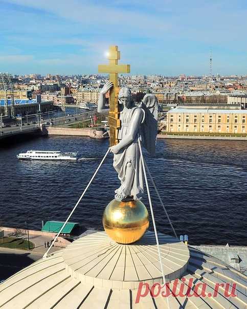 Ангел, венчающий купол церкви Святой Екатерины на Васильевском острове

Фото: vecheslavoff