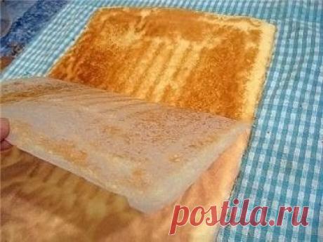 Рулет по ГОСТу
Этот рулет стал моим любимым рецептом!  
По ГОСТу только тесто сделала. Корж получается идеальный! Не сухой, не трескается, отлично сворачивается. Пропитайте его сиропом, намажьте любым кремом и отличный рулет готов! 
Тесто: 
3 яйца 
90 г муки 
90 г сахара 
Приготовление: 
Яйца и сахар положите в чашку 
Взбивайте миксером на высокой скорости не менее 5 минут, до растворения сахара 
Масса должна получиться белой и пышной 
Просейте муку 
Перемешайте аккуратно ...