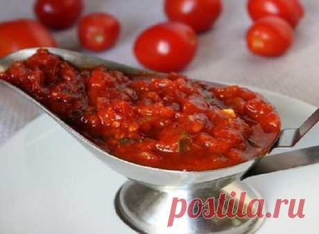 ГРУЗИНСКИЙ СОУС САЦЕБЕЛИ 

Ну очень вкусно!!! 
Наверное, это самый популярный грузинский соус. Без него не обходится ни одно застолье. Он подходит к мясу, рыбе, картофелю и т.д. 
Его добавляют в блюда вместо томатной пасты. Он очень ароматен, советую всем! 

Понадобится: 
5 кг помидоров 
1 кг красного болгарского перца 
1 головка чеснока 
по 2-3 ч.л. молотых кинзы, уцхо сунели (можно заменить на хмели-сунели), шафрана, острого перца. 

Помидоры нарезать на четвертинки (луч...