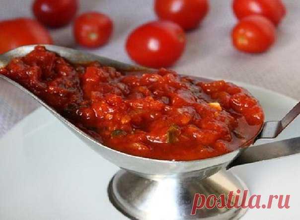 ГРУЗИНСКИЙ СОУС САЦЕБЕЛИ 

Ну очень вкусно!!! 
Наверное, это самый популярный грузинский соус. Без него не обходится ни одно застолье. Он подходит к мясу, рыбе, картофелю и т.д. 
Его добавляют в блюда вместо томатной пасты. Он очень ароматен, советую всем! 

Понадобится: 
5 кг помидоров 
1 кг красного болгарского перца 
1 головка чеснока 
по 2-3 ч.л. молотых кинзы, уцхо сунели (можно заменить на хмели-сунели), шафрана, острого перца. 

Помидоры нарезать на четвертинки (луч...