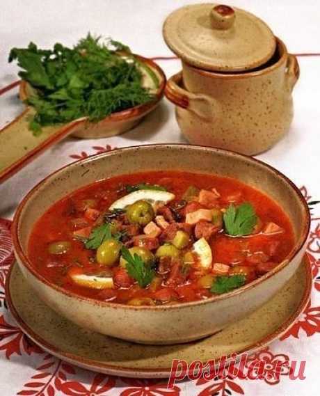 6 Рецептов отменных мясных солянок
В этой статье мы собрали для вас 6 рецептов самых вкусных солянок с мясом и мясными продуктами.

1. Солянка с колбасой
Понадобится:
3л воды, по 200г полукопченой и вареной колбасы, 10 оливок б/к, 5 клубней картофеля, по 2 дольки лимона, соленых огурца и помидора, 1 луковица, перец-горошек, зелень, специи, соль.

Приготовление:
Воду довести до кипения, подсолить, положить картофель, порезанный кубиками. Лук с мелко нарезанными помидорами о...