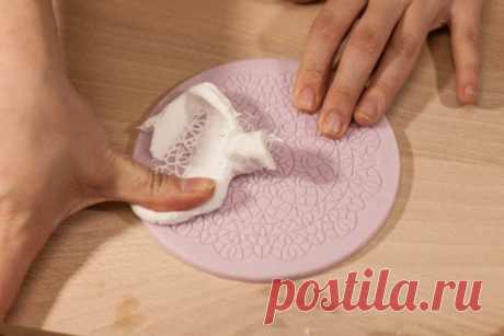 Четыре способа изготовления кружева с помощью силиконовых форм ( позаимствовано у Польских мастериц blog. przyfa-sie.pl). СПОСОБ N1: самозатвердевающая масса Fimo Air Light, эластичная, хорошо распределяется ( др. массы типа Das не подходят). Излишки снимаем пальцем или шпателем. Достаем из формы полусухой, примерно через час. Минусы: высохшее кружево очень ломкое, поэтому подходит только для плоских поверхностей. СПОСОБ N2: Gesso Pentrat. Очень экономичный, наносим шпател...