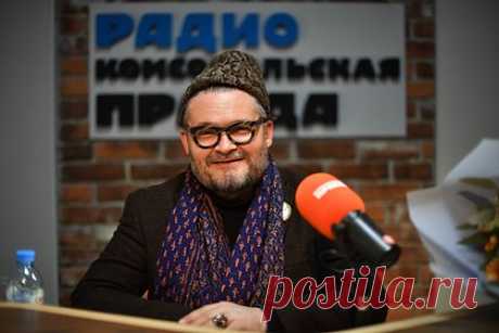 Стилист Васильев перечислил тренды в одежде на 2023 год. Российский и французский историк моды, искусствовед и театральный художник Александр Васильев перечислил предметы гардероба, которые войдут в моду в 2023 году. В первую очередь стилист призвал читателей обратить внимание на одежду эстетики 1980-х годов, среди которых джинсы-варенки и наряды в сетку.