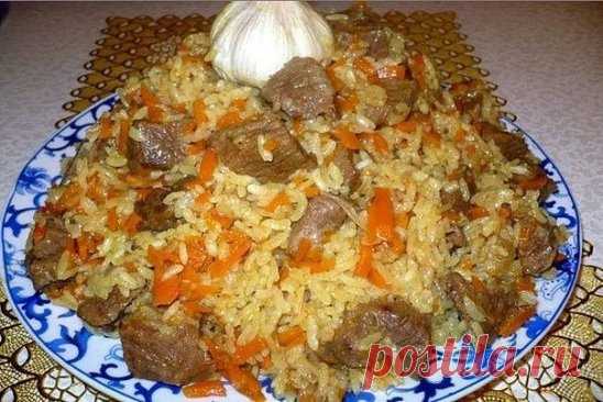 Вкуснейший плов
Приготовление:
1. Накаляем раст.масло в казане (я использую старинную глубокую сковороду, только в ней плов получается изумительный).
2. В раскаленное масло опускаем нарезанные полукольцами
2 луковицы, огонь убавляем и обжариваем - тут главное не пережарить, а чтобы лук стал слегка золотистым.
3. Тут уже забрасываем нарезанную длинными брусочками (не натертую) 2 крупн. моркови, добавляем приправы для плова (продаются на рынке), продолжаем обжаривать минут пять. Далее опускаем в