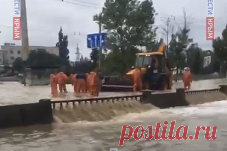 В Керчи решили бороться с подтоплением при помощи мешков с песком. Врио главы администрации Керчи Святослав Брусаков побывал на территории города, где сейчас существует риск подтопления и рассказал о мерах, которые планируется принять для остановки поступления воды. На улице Глухова вода стала поступать в порядка 40 частных домовладений. Об этом сообщает «Вести-Крым»
