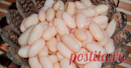 Як правильно варити квасолю: виходить ніжною, але не розвалюється | ОТОЖ Квасоля – один з базових продуктів, який повинен бути в кожному домі. При цьому продукт може роками стояти на полиці в очікуванні, коли ж його нарешті зварять. Причина проста: бобові, а особливо горох і квасоля, викликають здуття живота і підвищене газоутворення. Багато людей приймають це як даність, але причина в тому, що все залежить від приготування квасолі. Не важливо, якого вона …