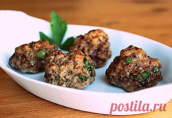 Печёные тефтели
Любите поесть? Но косо смотрите на мясо, как на тяжелый для пищеварения продукт? Предлагаем вам попробовать митболы — запечённые тефтели.
 Печёные тефтели
Это блюдо довольно питательное, но при этом достаточно легкое для пищеварения и малокалорийное. Одна порция таких митболов содержит менее 250 калорий — в самый раз для будничного вечера.