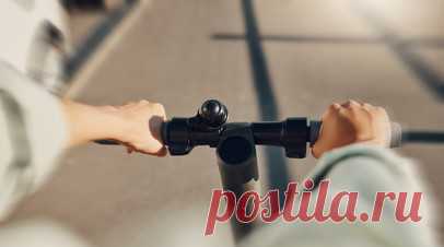 Специалист Эрдман посоветовала самокатчикам пройти курсы безопасного вождения. Директор Ассоциации операторов микромобильности Ксения Эрдман рекомендовала самокатчикам пройти курсы безопасного вождения. Читать далее