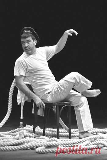 Задай вопрос:"Кто источник моих проблем? "
Если бы вам удалось надавать под зад человеку, виновному в большинстве ваших бед, вы бы неделю не смогли бы сидеть.
Евгений Гришковец