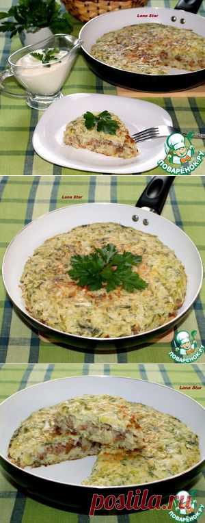 Капустный пирог с мясом и грибами на сковороде