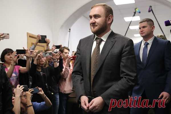 Дело клана Арашуковых: главные действующие лица. Суд 27 декабря 2022 года вынес приговор бывшему сенатору Рауфу Арашукову и его отцу Раулю. Оба признаны виновными в организации убийств и хищении газа на ₽4,4 млрд. Рауф Арашуков был задержан 30 января 2019 года на заседании Совета Федерации. Арестован был и его отец, которого подозревали в создании преступного сообщества. Кто проходит по делу клана Арашуковых или лишился должности в связи с этим делом — в обзоре РБК