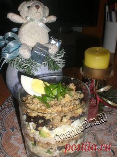 Праздничный салат. Рецепт салата из курицы. Слоеный салат с черносливом и орехами