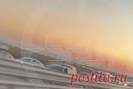 Многокилометровую пробку на подъезде к Крымскому мосту сняли на видео. Пробка на подъезде к Крымскому мосту сократилась до трех километров после объявления о чрезвычайном происшествии возле 145-й опоры. Об этом доложили в оперштабе Краснодарского края. Полиция информирует водителей о закрытии автомобильного движения по Крымскому мосту на въезде в Темрюкский район со стороны Анапы и Сл