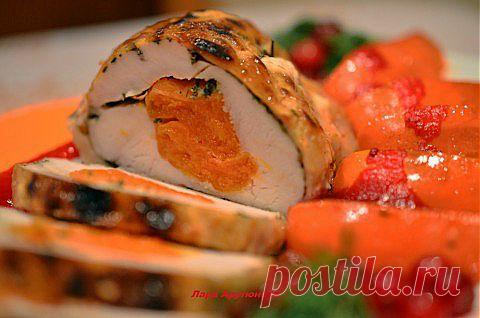 Рулет из куриной грудки с курагой в специях.